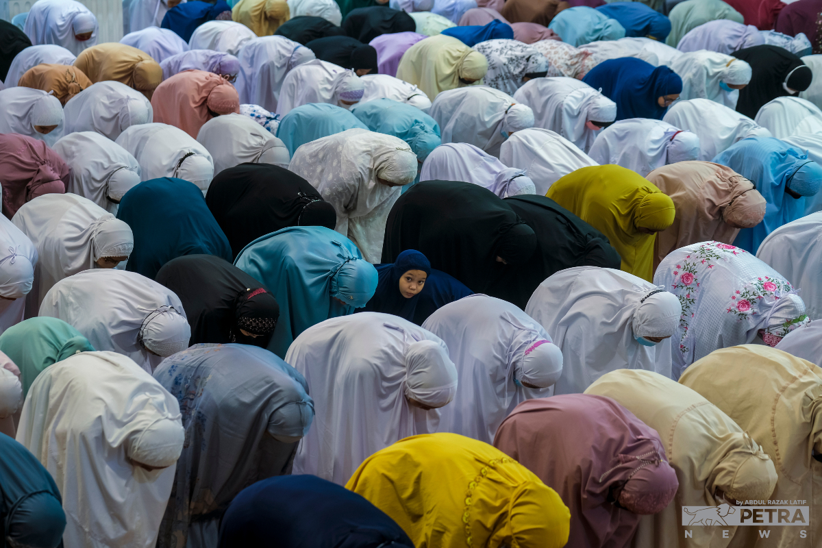 Ruang solat di Masjid Jamek Kampung Baru berkapasiti 3,000 orang tanpa penjarakan fizikal. - Gambar Abdul Razak Latif
