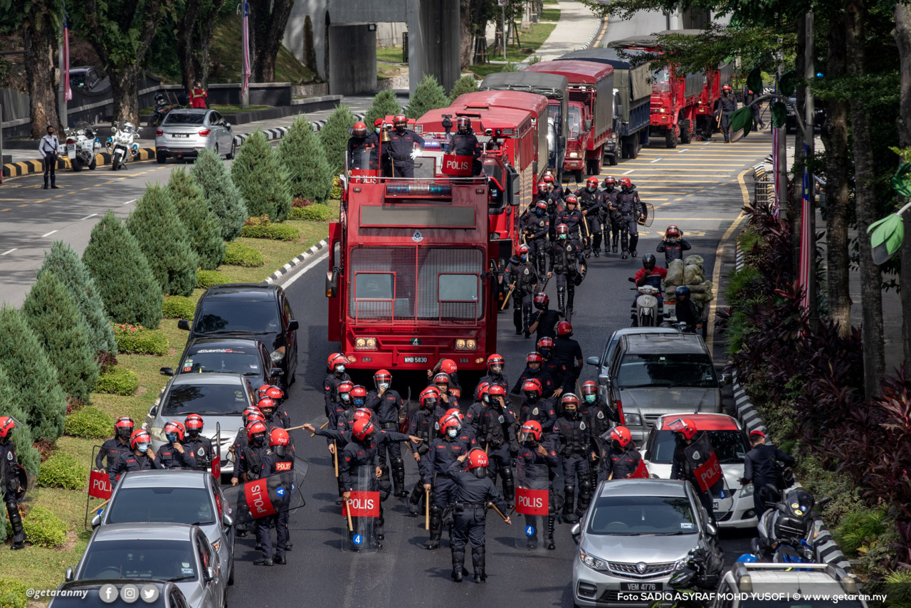 Lori FRU bersiap sedia jika berlaku sebarang kemungkinan di Parlimen.