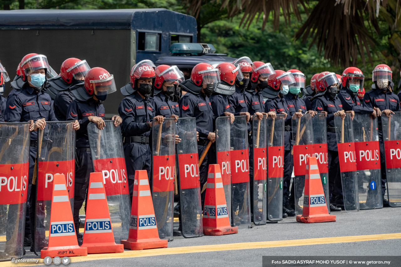 FRU membuat sekatan jalan memasuki Parlimen. - Gambar Sadiq Asyraf