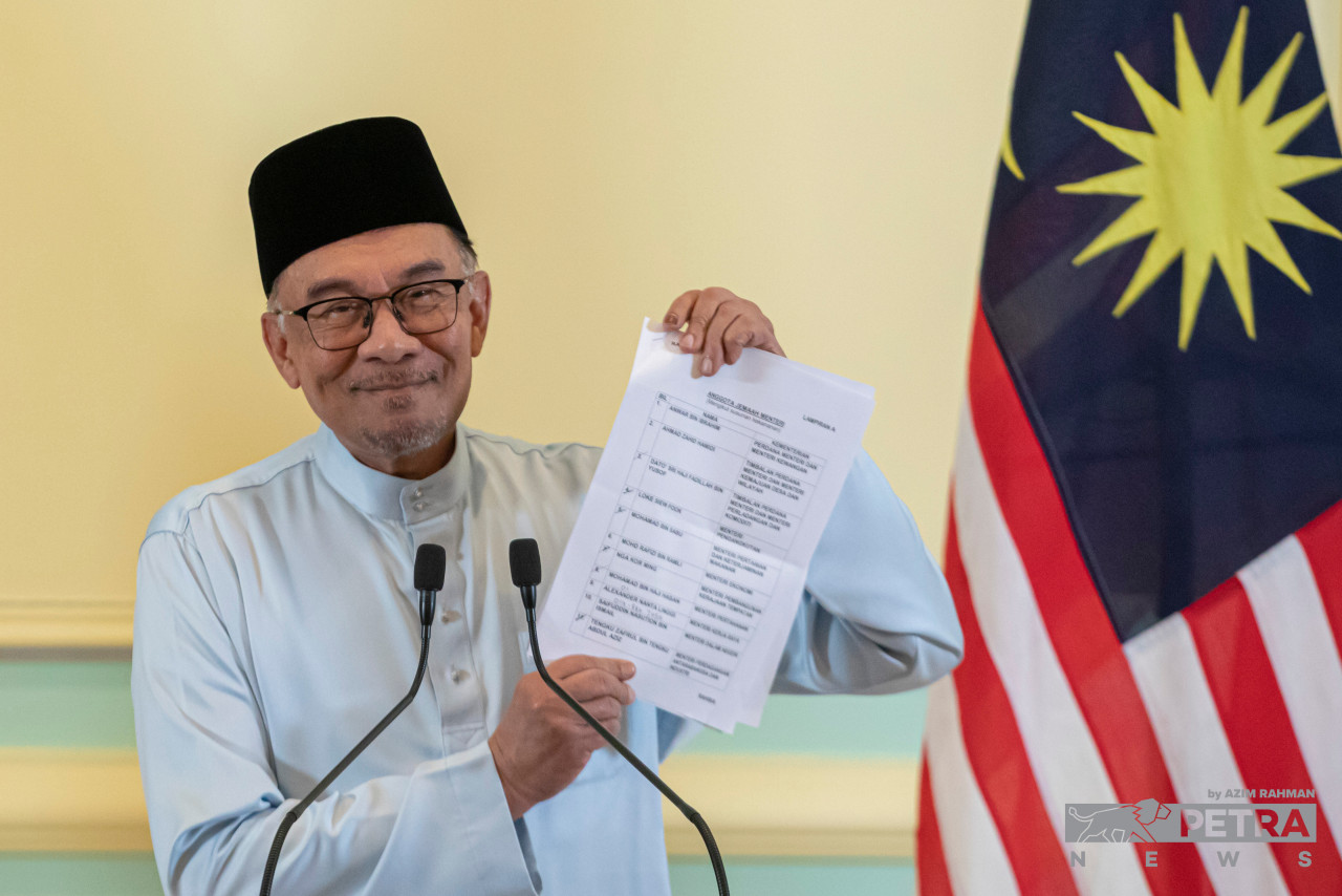 Kerajaan perpaduan ini dilihat sebagai jalan rintis kepada Perdana Menteri Datuk Seri Anwar Ibrahim dalam mewujudkan sebuah kerajaan kuat dan stabil bagi mengelakkan situasi ketidakstabilan politik berlaku lagi sepertimana penggal lepas - Gambar Fail