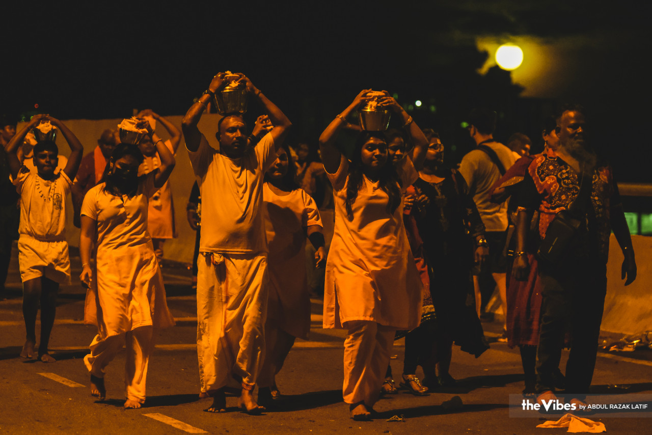  Masyarakat Hindu menyambut perayaan Thaipusam pada hari ini dengan membanjiri kuil-kuil utama di ibu negara dan beberapa bandar raya di seluruh negara