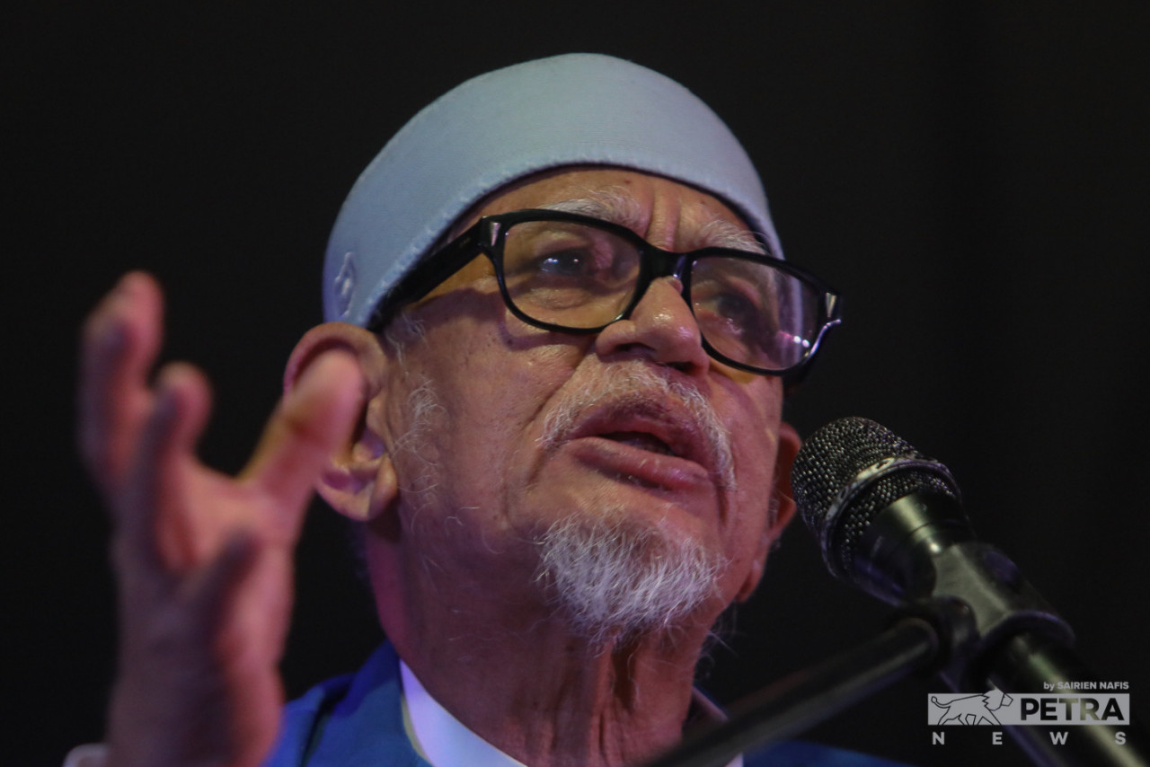 Abdul Hadi Awang akan turut dipanggil untuk siasatan terhadap Dr Mahathir. - Gambar fail