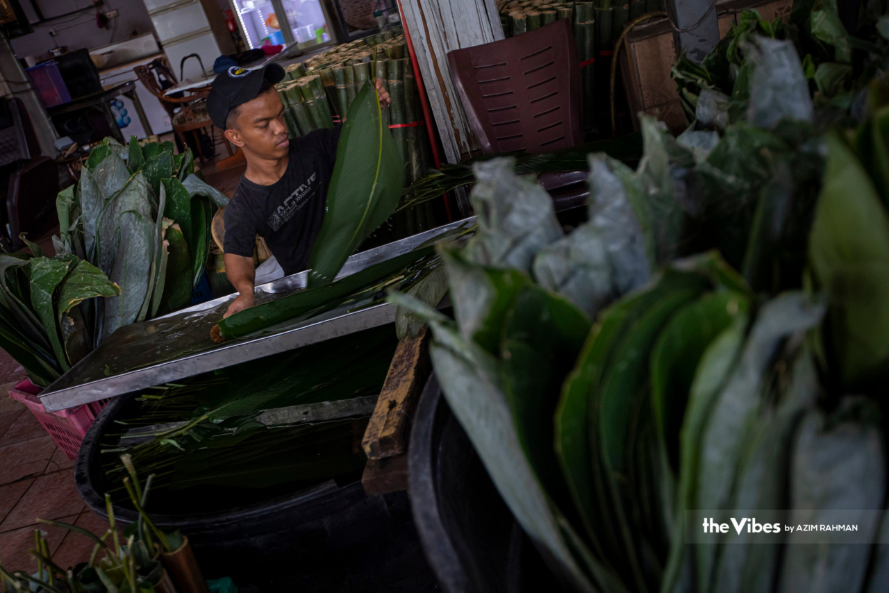 Daun lerek perlu dicuci dengan bersih sebelum dipotong dan dimasukkan ke dalam buluh lemang