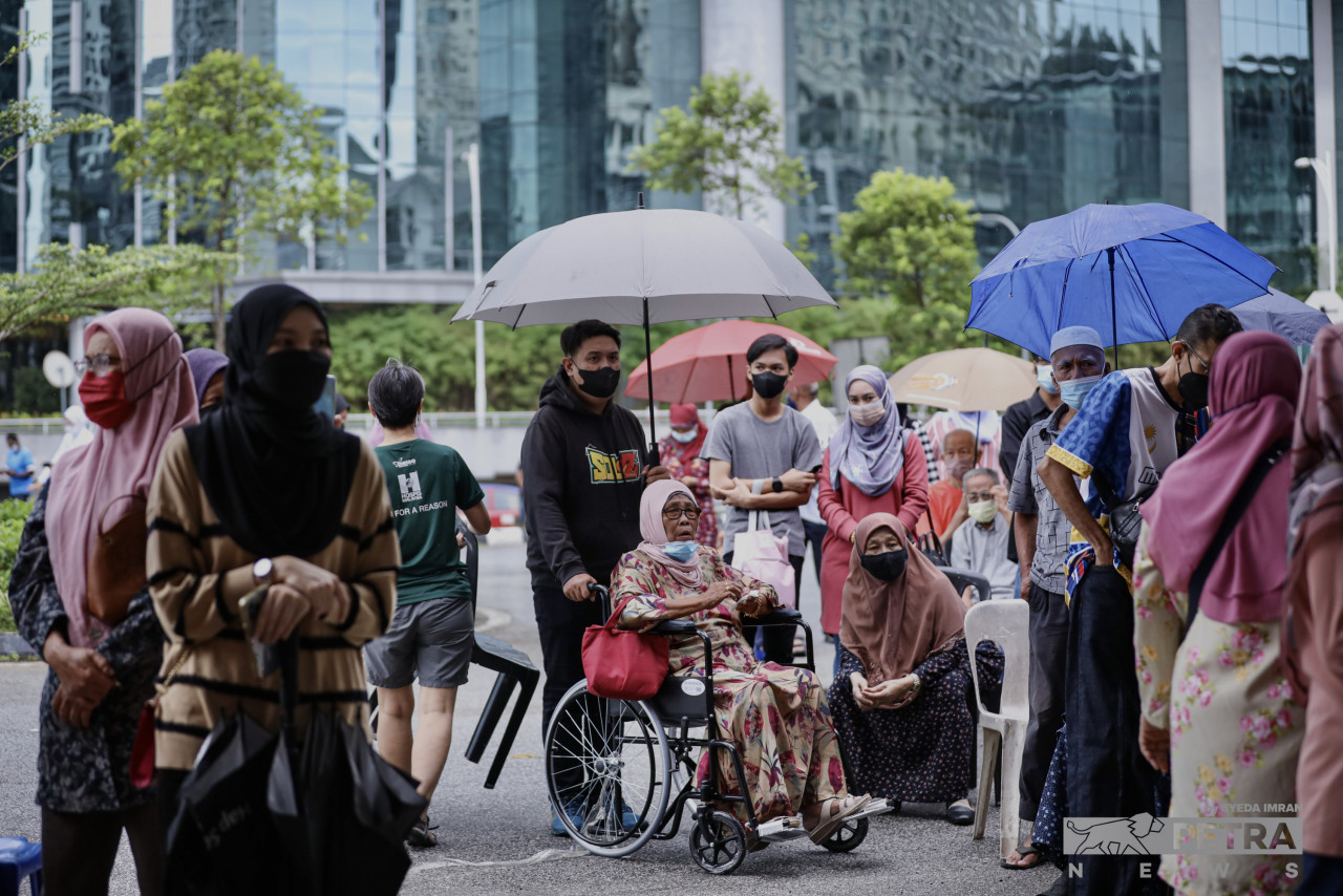 Sabar menanti. Situasi di Pusat Mengundi SMK Seri Pantai - Gambar oleh Syeda Imran