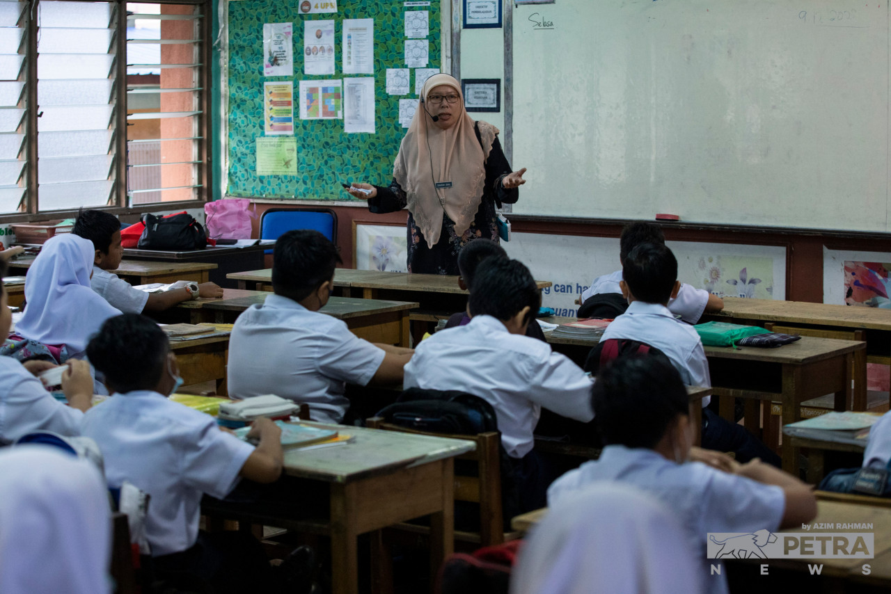 NUTP mengharapkan literasi undang-undang akan dipertingkatkan kepada guru kerana mungkin mereka kurang memahami undang-undang atau batas, apa seorang guru tidak boleh lakukan dalam kaitan perundangan - Gambar Hiasan