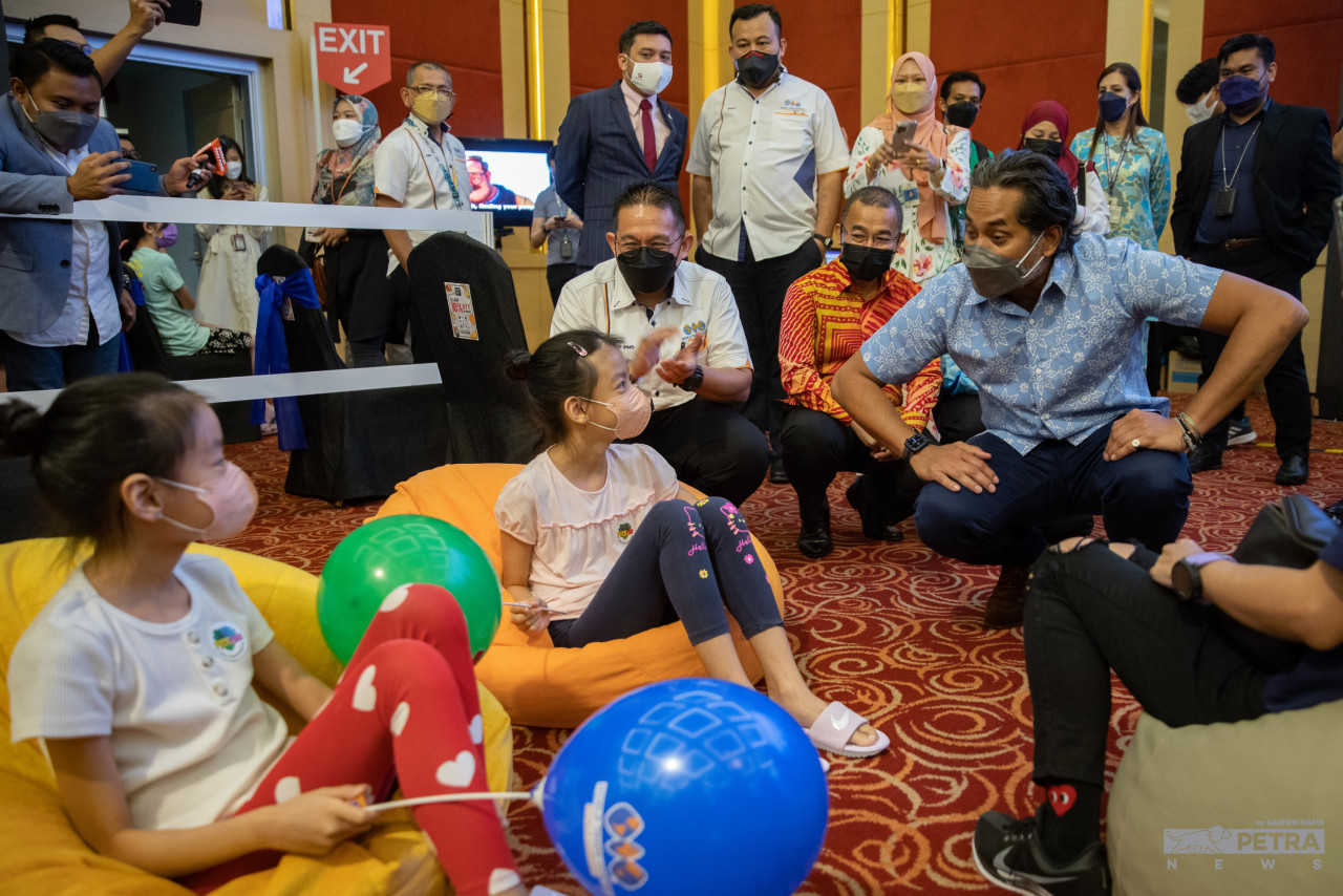 Khairy Jamaluddin membuat lawatan ke Program Imunisasi (PICKids) untuk kanak-kanak berusia lima hingga 11 tahun di WTCKL - Gambar oleh Sairien Nafis
