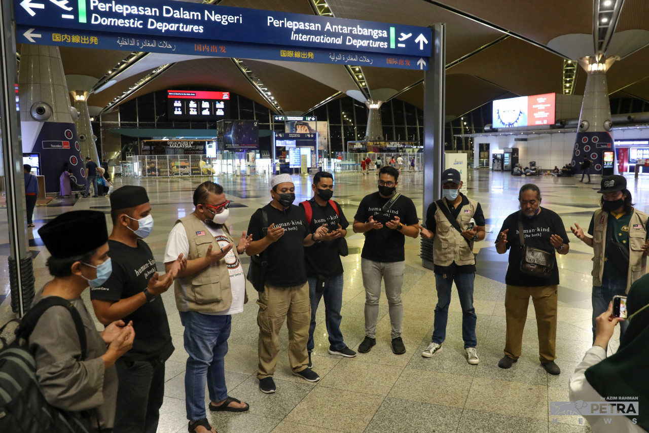 Afdlin membaca doa selamat untuk para sukarelawan sebelum berlepas ke Syria. - Gambar oleh Azim Rahman