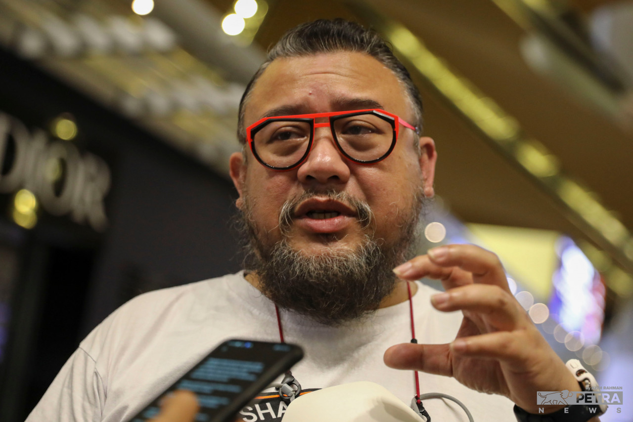 Afdlin Shauki bercakap kepada media di KLIA malam tadi. - Gambar oleh Azim Rahman