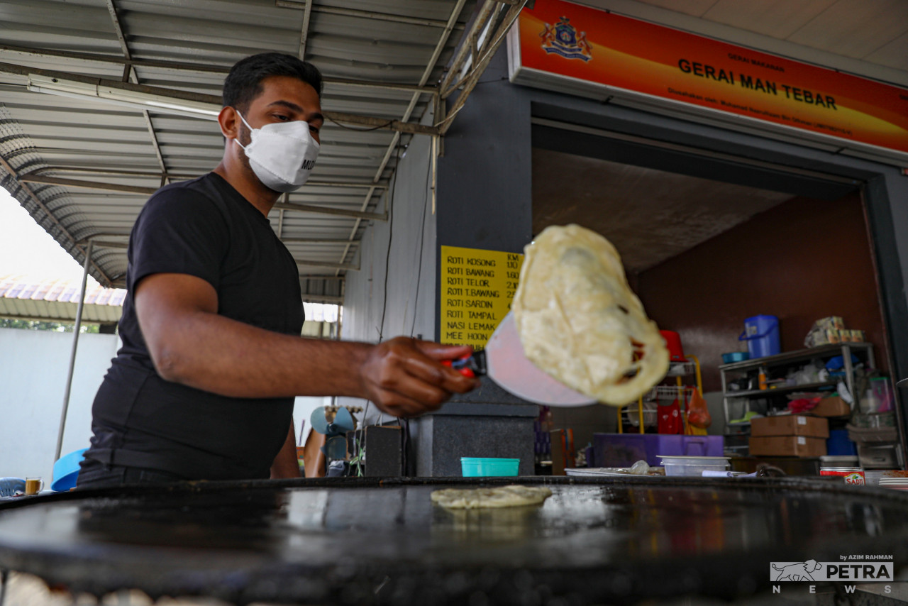 Rasid yang juga ketua penerangan parti MUDA di Johor menunjukkan kemahiran menebar roti canai. - Gambar Azim Abd Rahman
