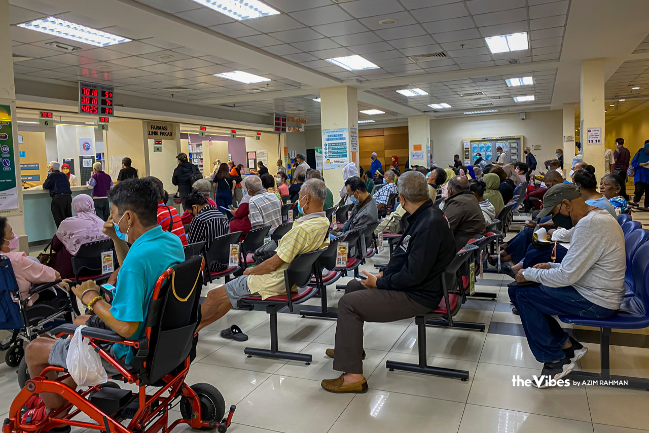 Operasi di Hospital Kuala Lumpur berjalan seperti biasa meskipun semalam kumpulan doktor kontrak merancang melancarkan mogok. - Gambar oleh Azim Rahman