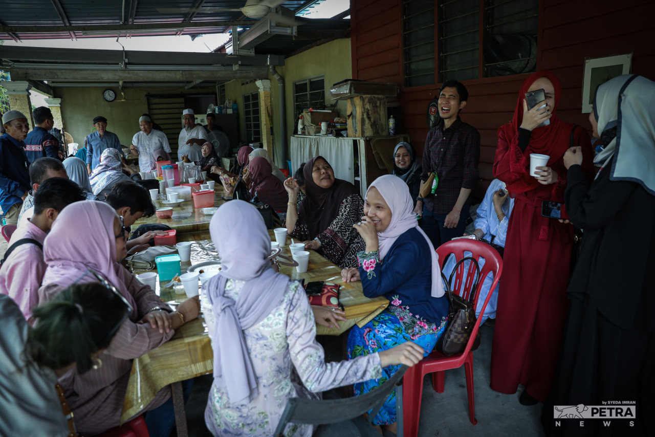 Ada netizen yang mengimbau kenangan zaman kecil dengan mengatakan berkumpul dan tidur di kampung ketika musim cuti dan perayaan adalah momen sangat menyeronokkan, tetapi ia semakin tidak diberi perhatian - Gambar Hiasan