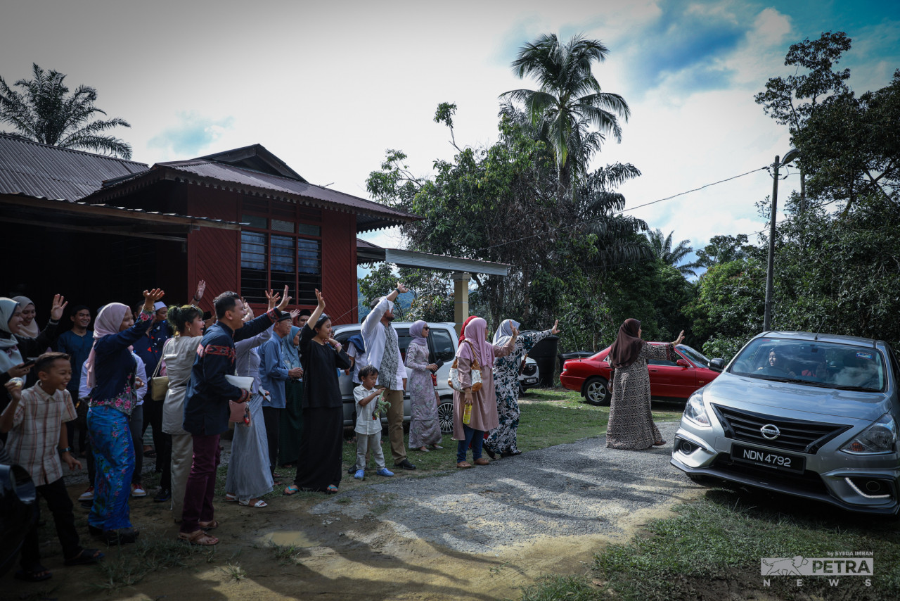 Kemeriahan lebaran bersama rakan dan taulan sering menjadi latar utama lagu-lagu raya. - Gambar oleh Syeda Imran