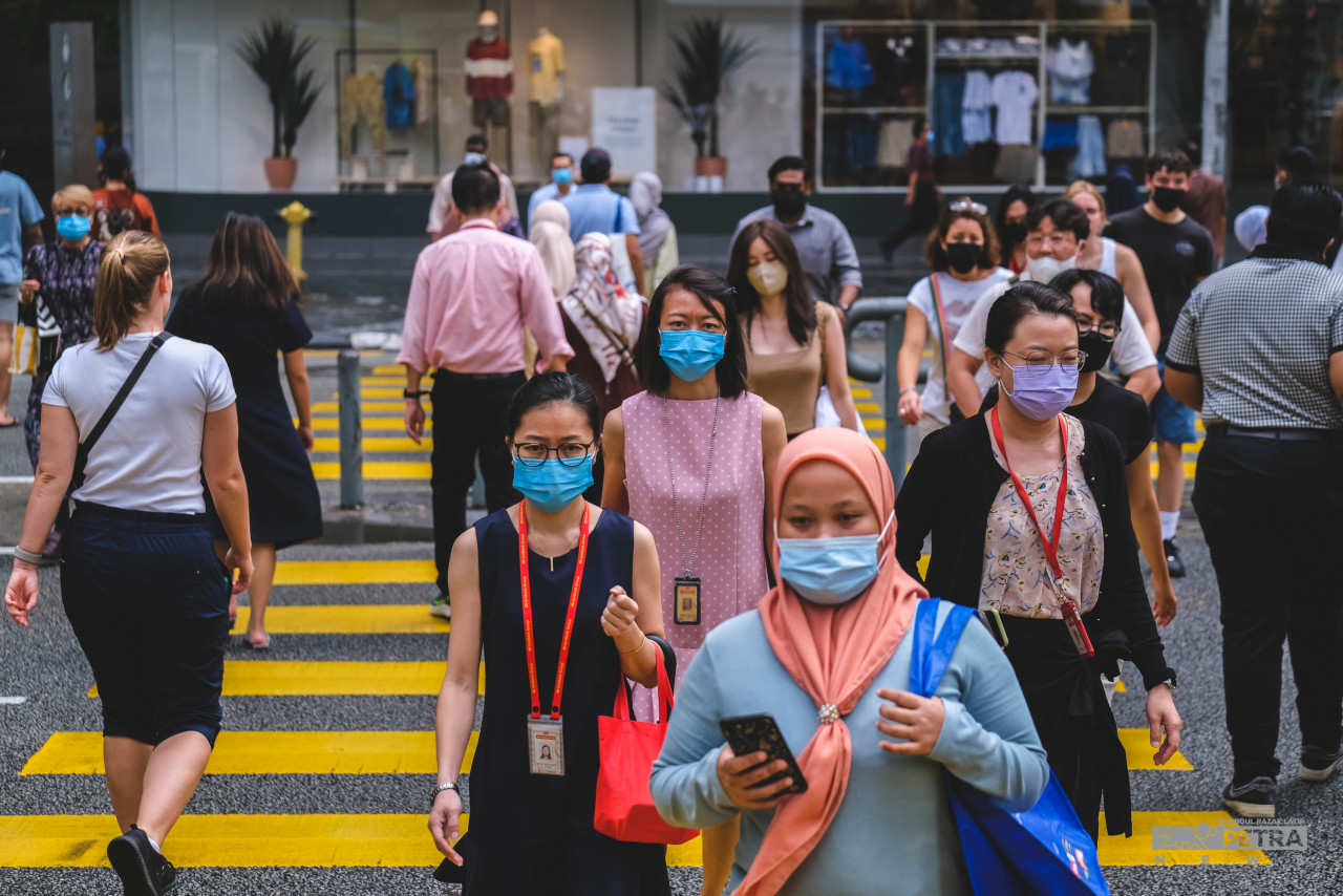Rakyat menunggu inti pati Bajet 2023 yang akan dibentangkan pada Jumaat ini. - Gambar fail