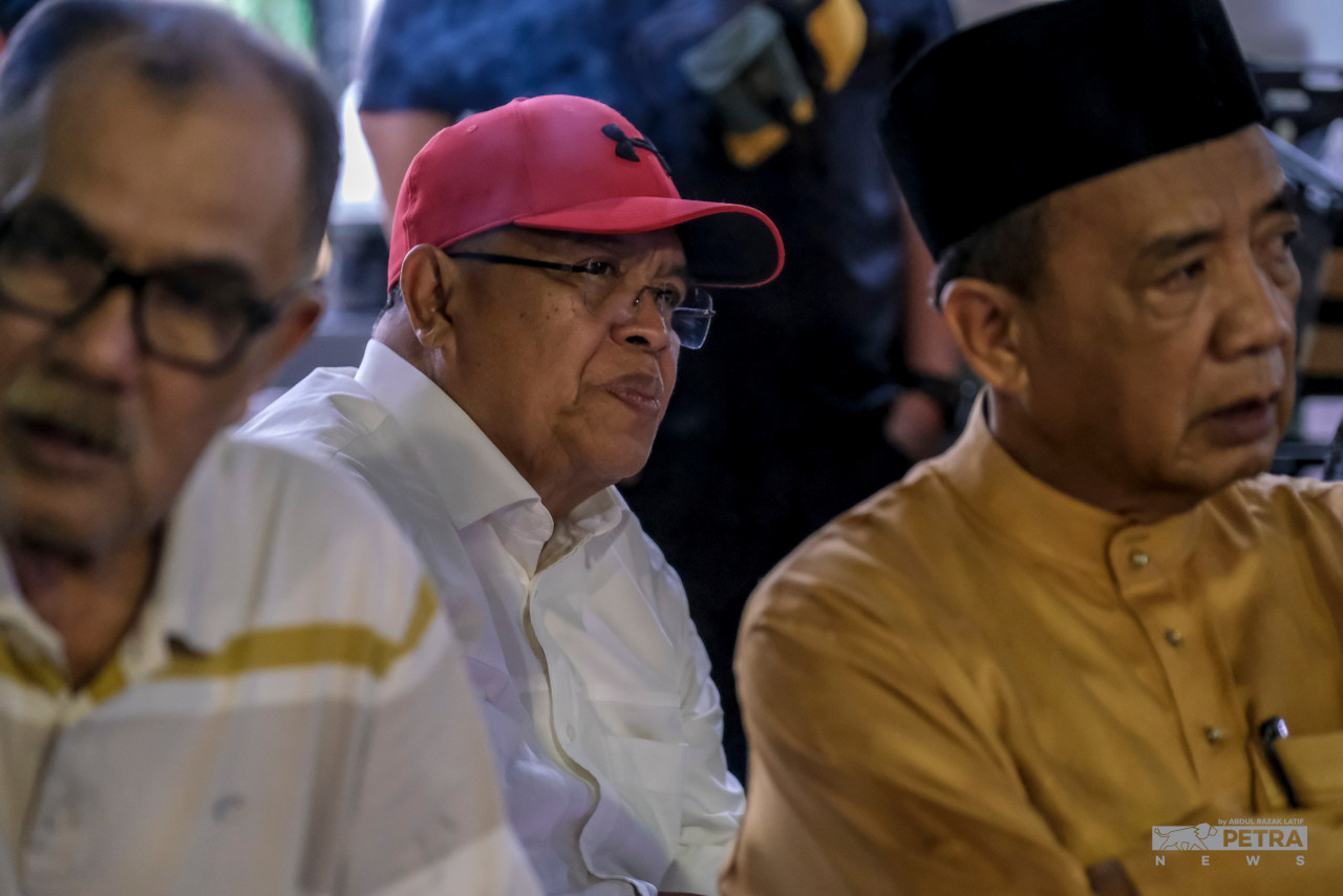 Datuk Zaharin Mohd Yasin yang dipecat daripada UMNO pada Jumaat lalu, turut kelihatan bersama khalayak pada acara itu, malah disebut pengacara majlis - Gambar oleh Abdul Razak Latif