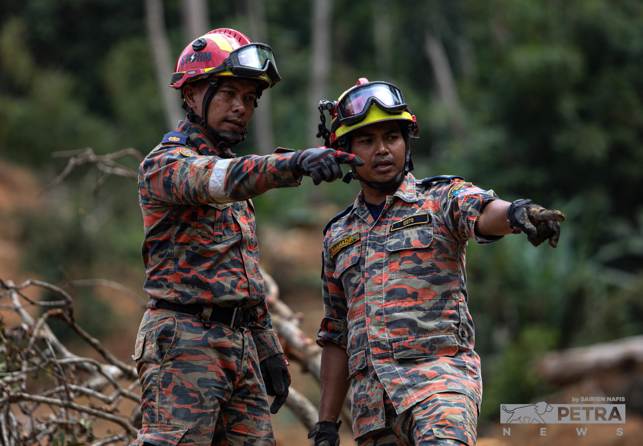 Anggota Bomba mencari mangsa terakhir yang hilang, dipercayai seorang kanak-kanak lelaki berusia 11 tahun, dalam tragedi tanah runtuh Batang Kali yang berlaku pada 16 Disember. - Gambar oleh Sairien Nafis