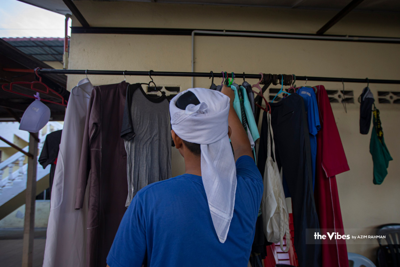 Rutin harian pelajar tahfiz sebelum memulakan kelas al-Quran dengan membasuh dan menjemur baju