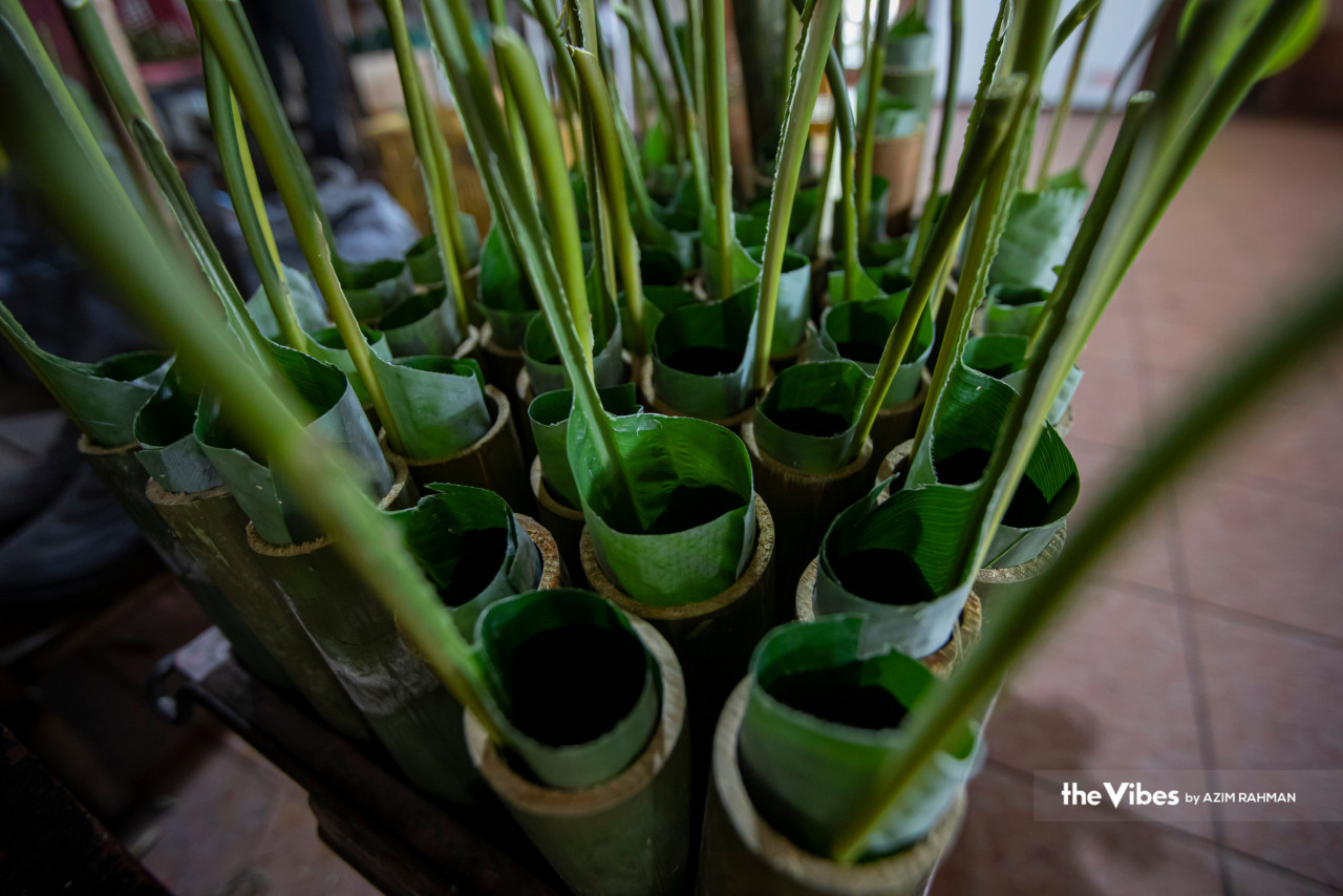 Daun lerek yang telah dimasukkan ke dalam buluh sebelum diisi dengan pulut