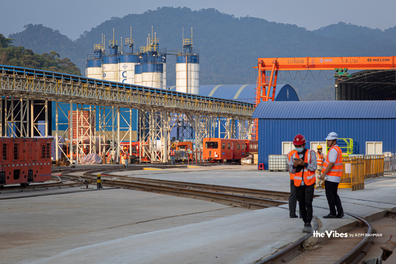 Para pekerja di tapak penembusan Terowong Genting projek Laluan Rel Pantai Timur (ECRL) yang berada Jalan Lama Kuala Lumpur-Bentong.