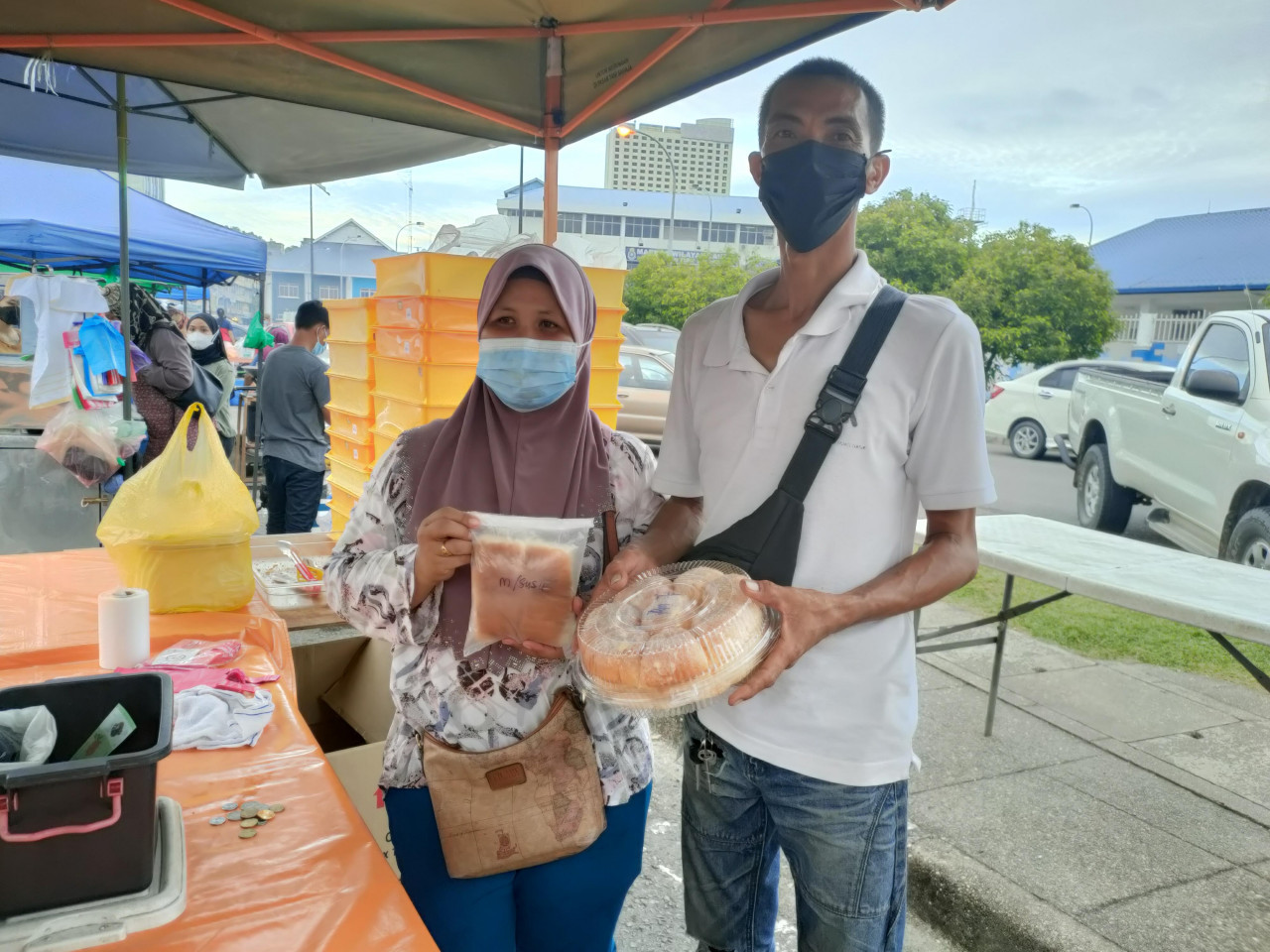 Julhari Wahiddin berharap bazar Ramadan ini menandakan berakhirnya tempoh paling gelap dalam hidupnya. - Gambar oleh Rebecca Chong