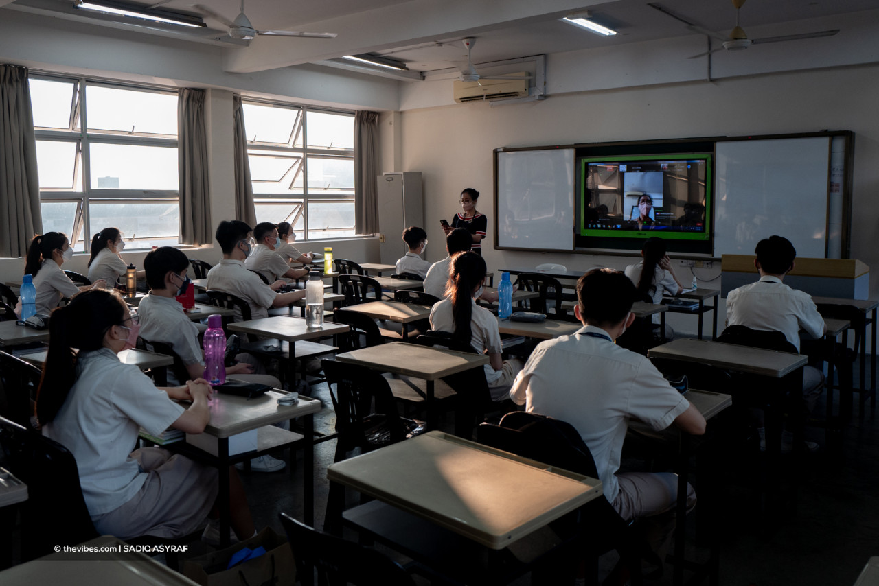 Menjadi cabaran kepada guru jika kemudahan teknologi pendidikan dan sumber digital masih belum disediakan di sekolah. Internet laju, kemudahan komputer riba, papan layar digital semakin menjadi alatan asas dalam pengajaran dan pembelajaran di bilik darjah - Gambar Hiasan