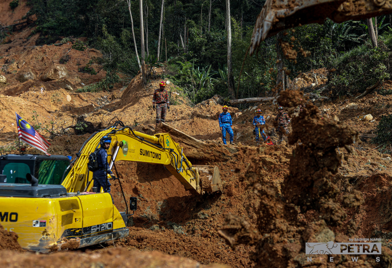 Jengkaut digunakan untuk membantu pasukan penyelamat pada hari kelapan operasi mencari dan menyelamat di lokasi tanah runtuh Batang Kali berhampiran Gohtong Jaya. - Gambar oleh Sairien Nafis