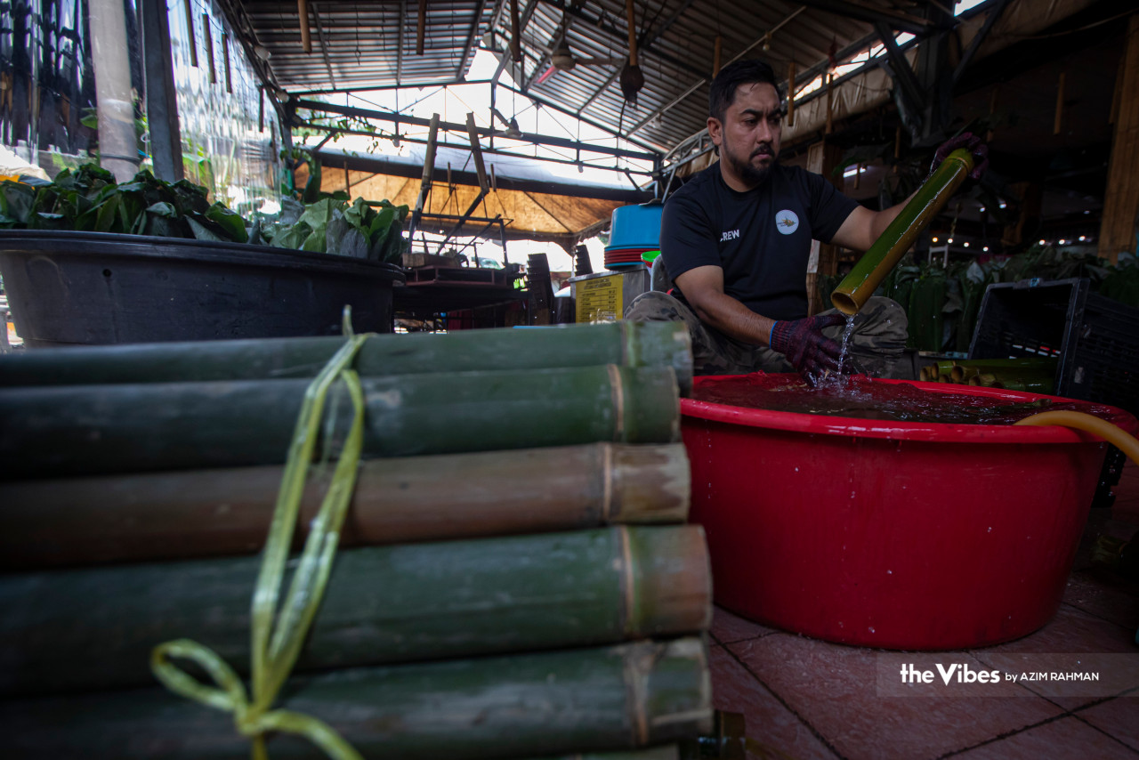 Buluh lemang dibersihkan terlebih dahulu bagi menjaga kualiti lemang daun lerek ini