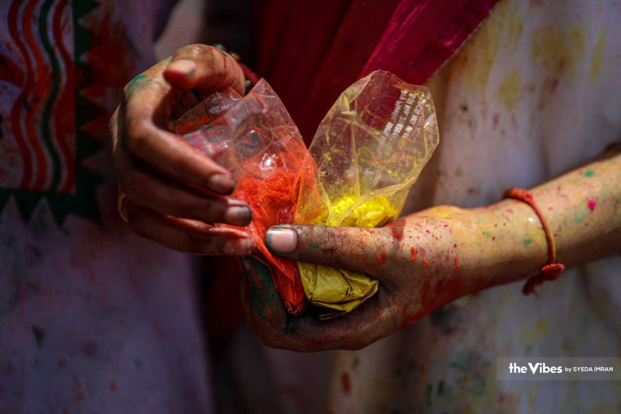 Gulal, serbuk warna-warni yang menjadi elemen penting dalam sambutan Holi