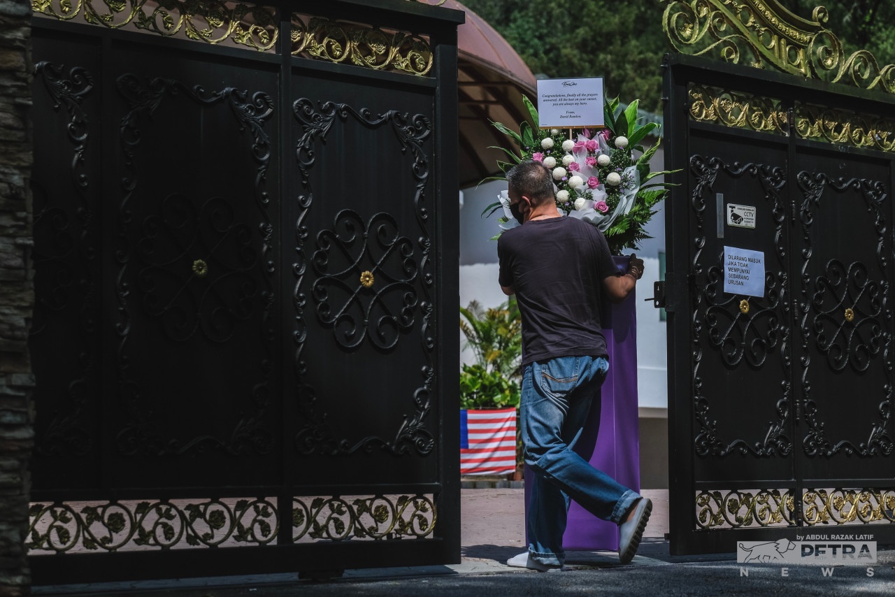 Seorang pekerja menerima hadiah bunga yang dihantar ke Pejabat Anwar Ibrahim di Petaling Jaya - Gambar oleh Abdul Razak Latif