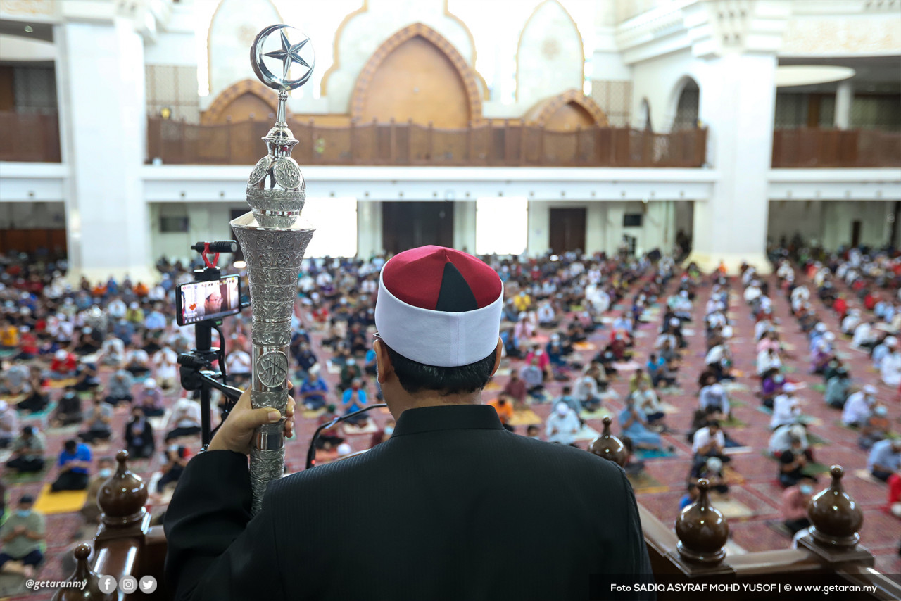 Menurut teks khutbah berkenaan, pekerja hendaklah diberikan masa kerja yang munasabah dengan upah setimpal, diberikan waktu rehat cukup, disediakan tempat dan persekitaran kerja yang selamat. - Gambar fail
