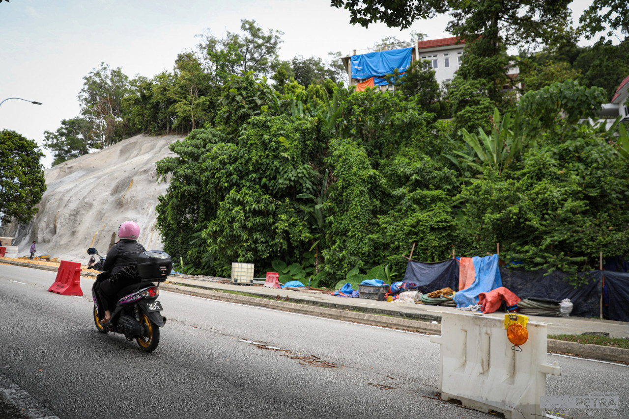 Lokasi pondok usang yang dijadikan tempat berlindung oleh pekerja asing di Taman Melawati. - Gambar oleh Syeda Imran