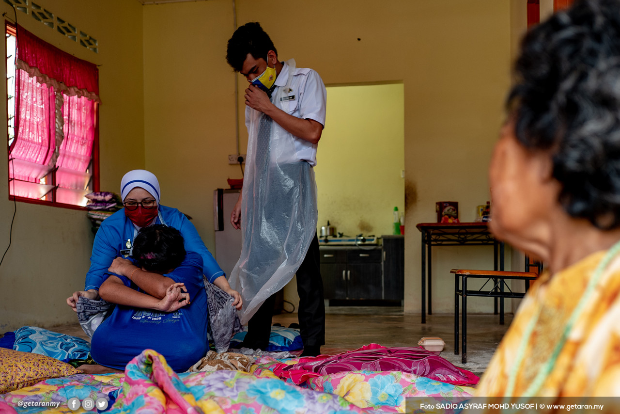 Cabaran untuk memvaksin golongan OKU adalah petugas perlu mendapatkan kepercayaan mereka terdahulu untuk melancarkan proses pemvaksinan.