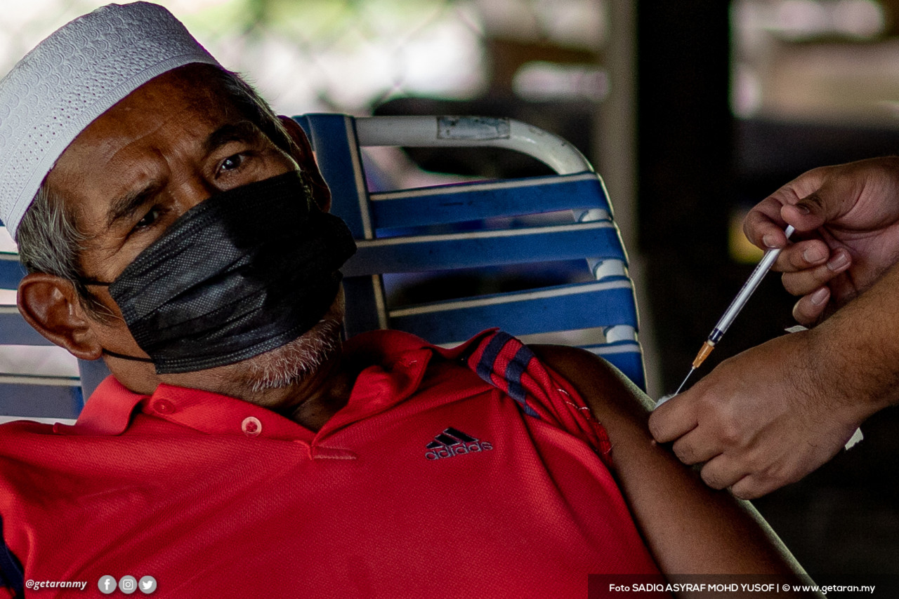 Seorang warga emas yang layak untuk mengikuti Program ‘Outreach’ Imunisasi COVID-19 Kebangsaan Peringkat Daerah Sabak Bernam menerima suntikan vaksin.