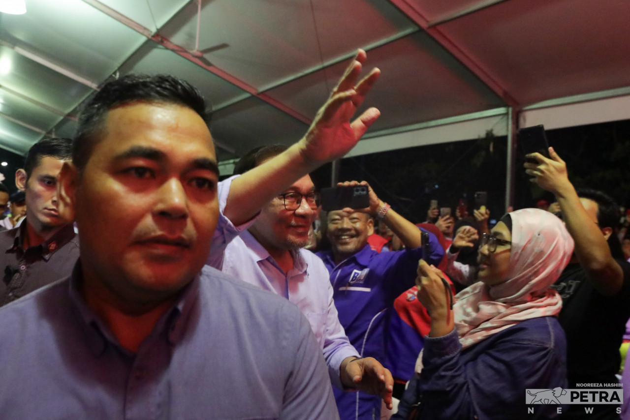 Anwar Ibrahim sejurus tiba di lokasi ceramah - gambar Noreeza Hashim
