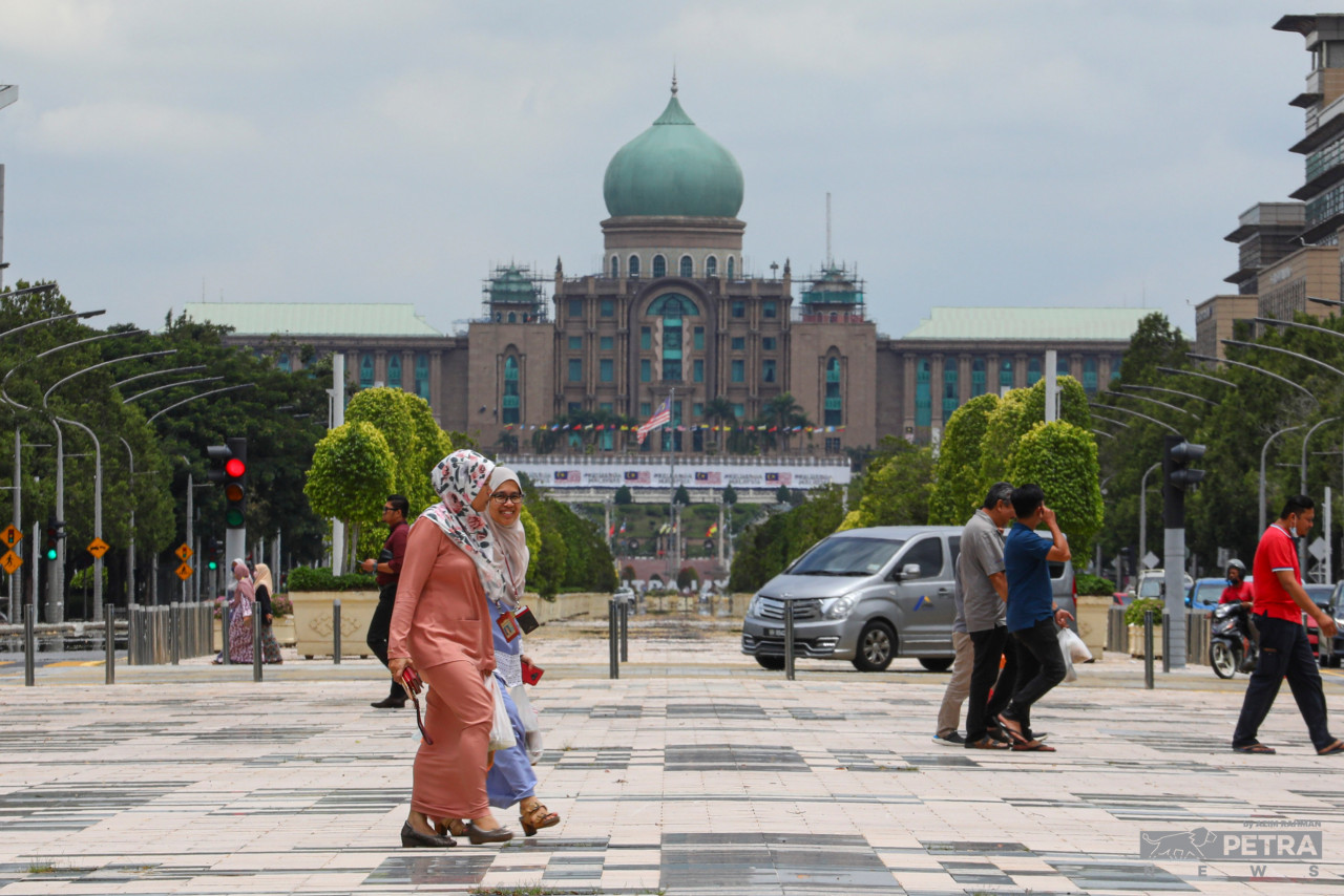 Kerajaan mengumumkan kenaikkan RM600 bagi bantuan khas Aidilfitri untuk penjawat awam. - Gambar fail