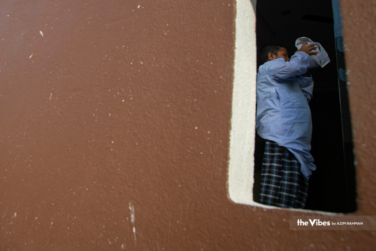 Persiapan memakai jubah dan serban sebelum memulakan kelas bacaan al-Quran