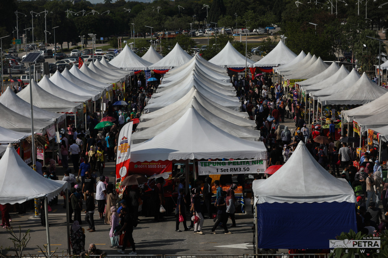 Orang ramai membanjiri Bazar Ramadan di Putrajaya bagi membeli juadah untuk berbuka puasa.