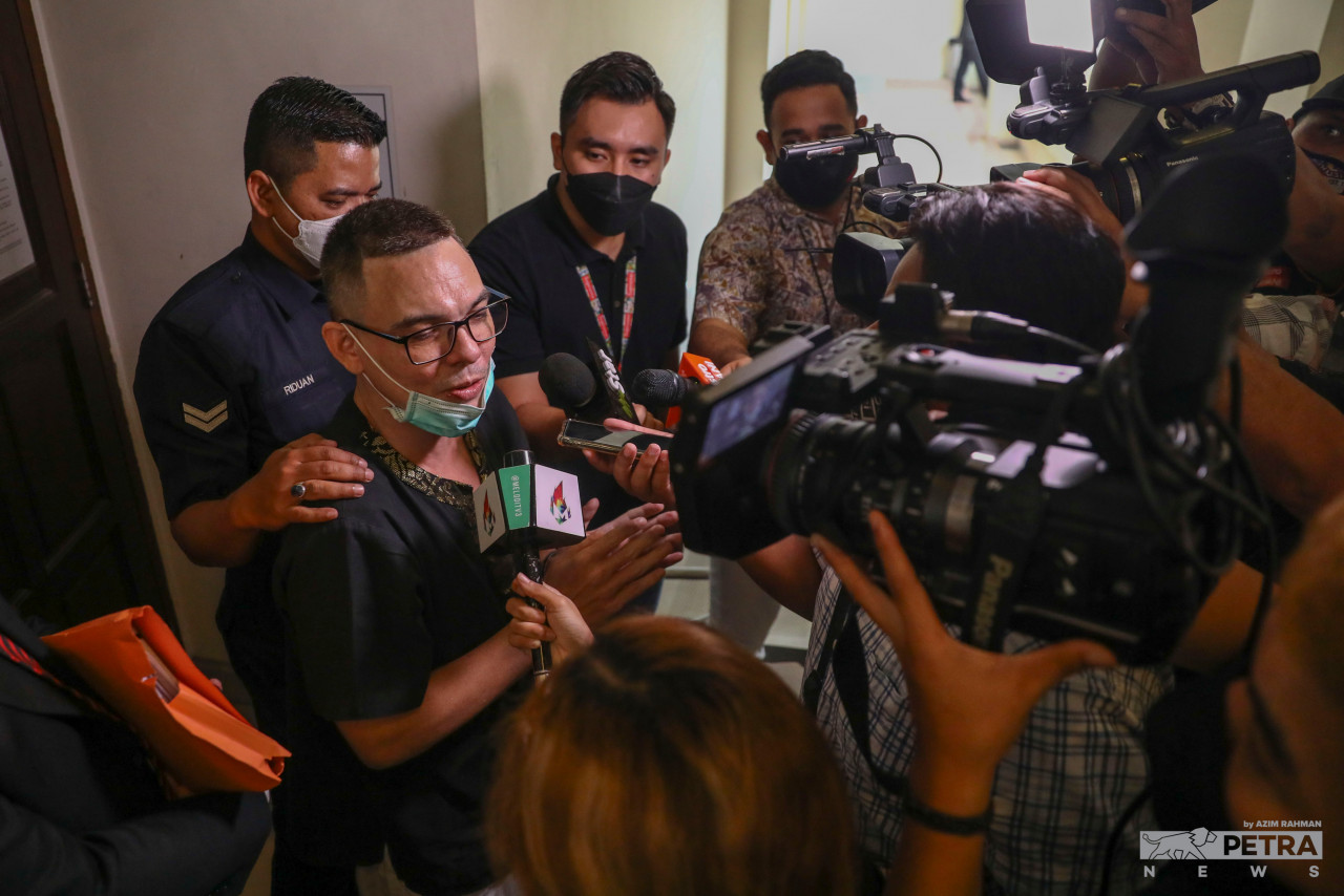 Muhammad Yasin pada sidang media di luar mahkamah hari ini. - Gambar oleh Azim Abd Rahman