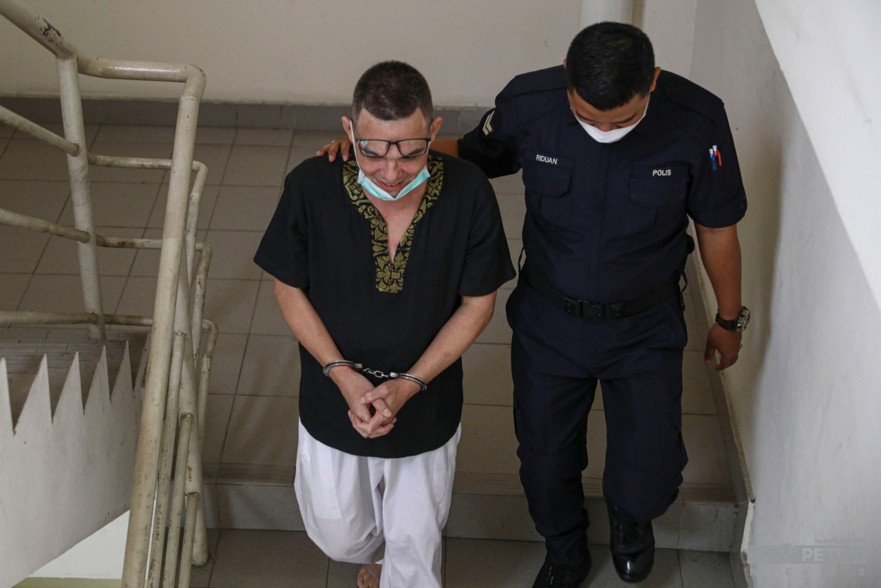Muhammad Yasin ketika dibawa ke mahkamah hari ini. - Gambar oleh Azim Abd Rahman