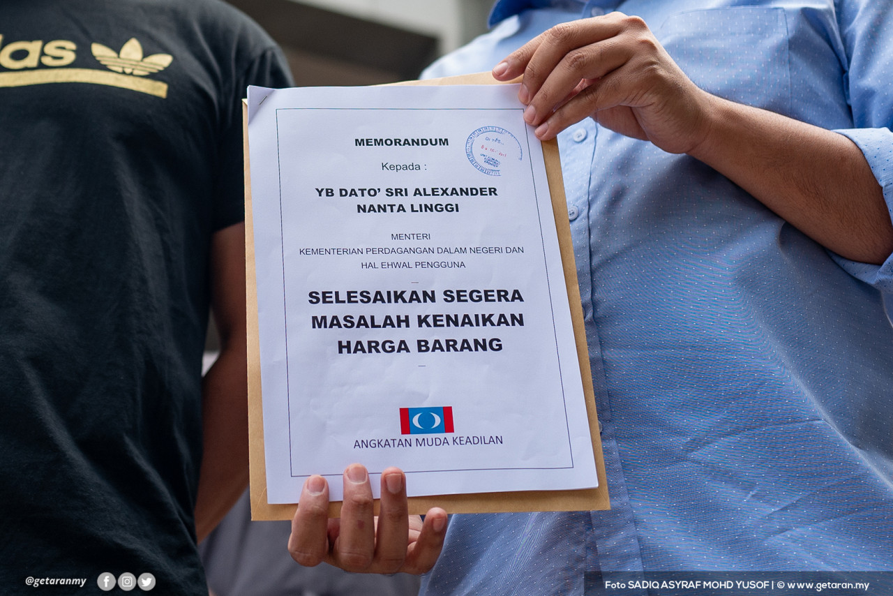 AMK menyerahkan memorandum meminta  KPDNHEP mengambil tindakan segera bagi menyelesaikan isu kenaikan harga barang. 