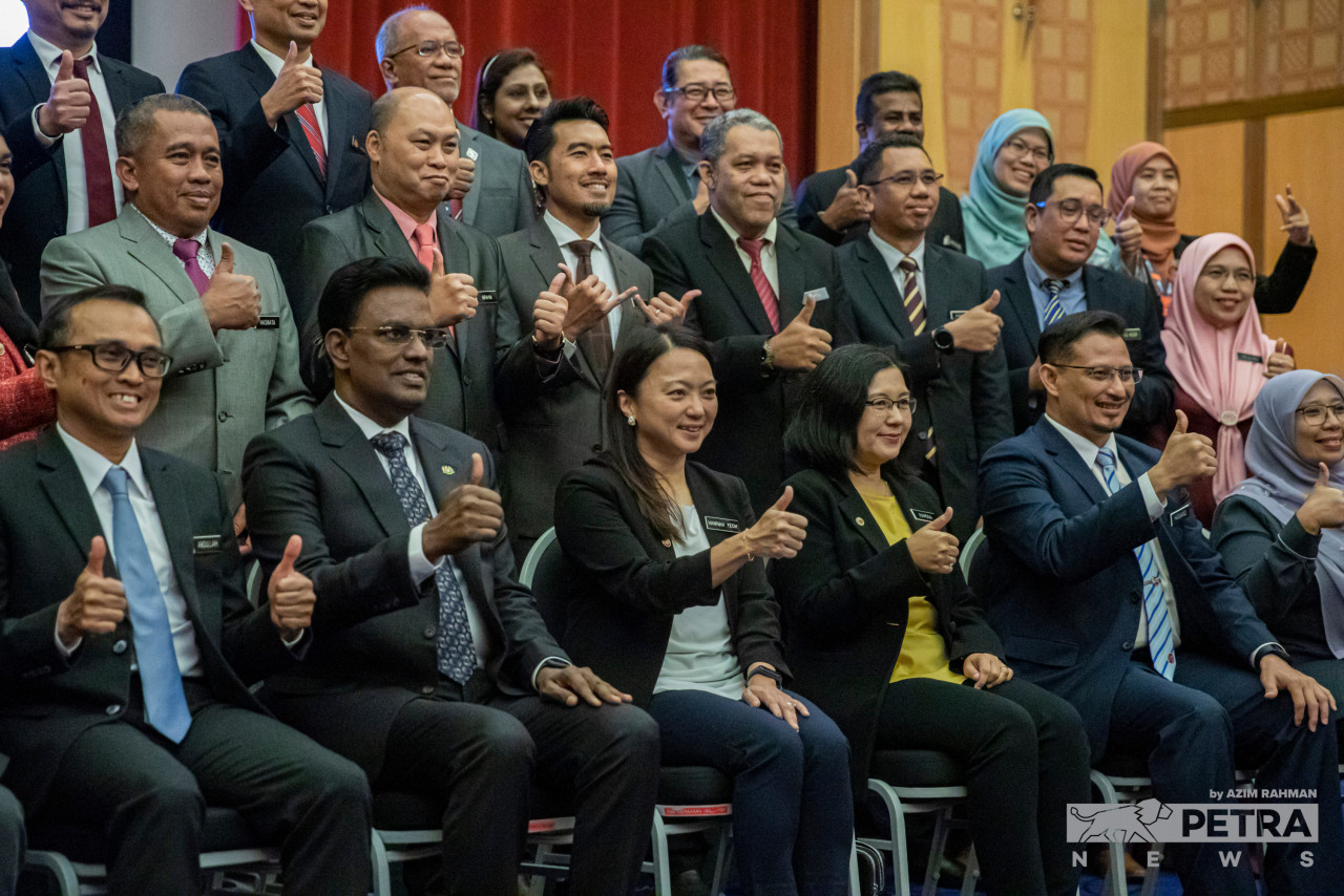 Hannah (tengah) bergambar bersama kakitangan KBS ketika melaporkan diri di Menara KBS, hari ini.