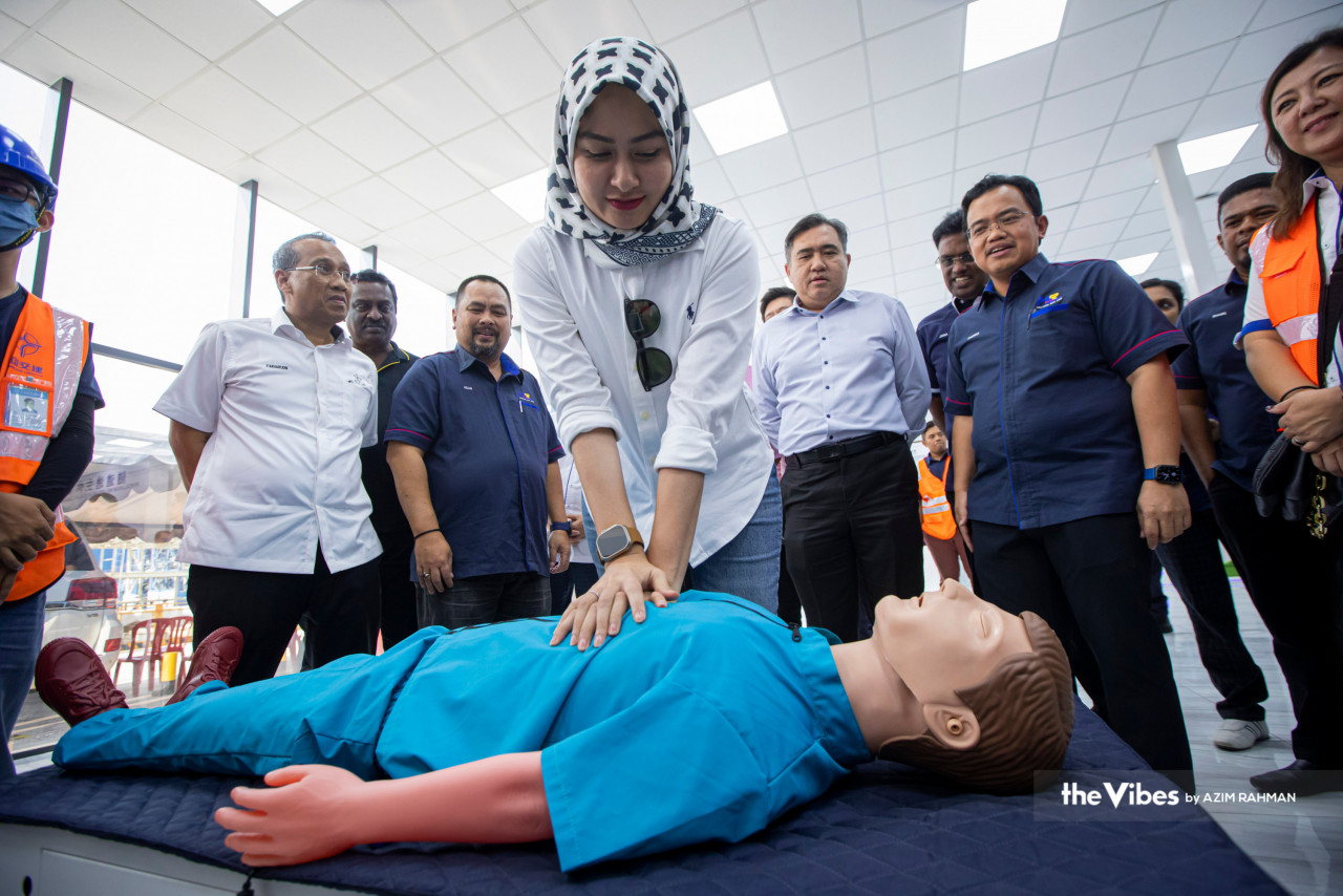 Ahli Parlimen Bentong, Young Syefura Othman melakukan demonstrasi bantuan pernafasan kecemasan semasa lawatan ke tapak Penembusan Terowong Genting projek Laluan Rel Pantai Timur.