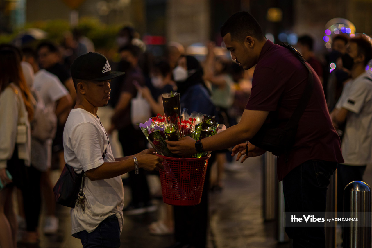 Walaupun harga bunga naik pada Hari Valentine, masih ramai yang sanggup berhabis untuk menyambut hari ini