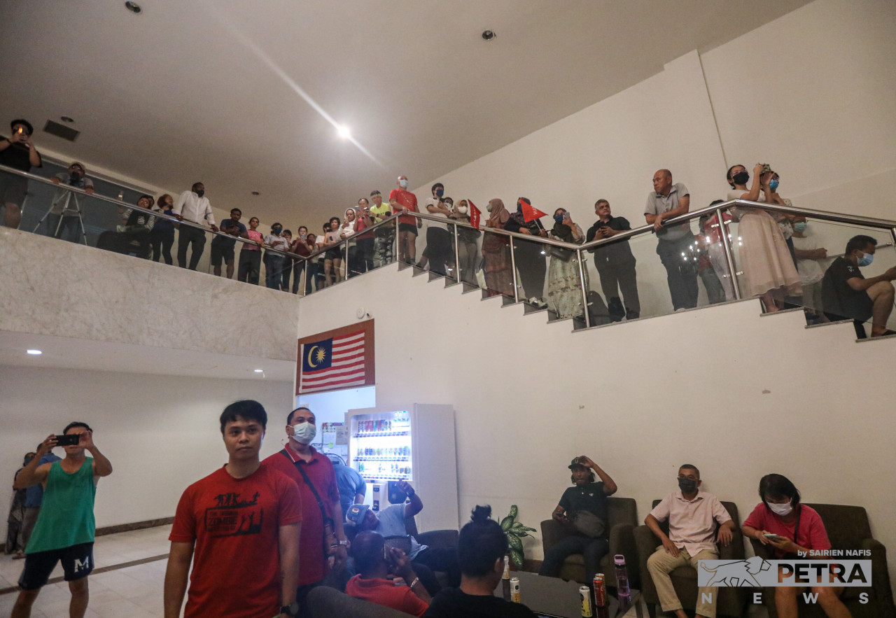 Antara petugas media dan penduduk setempat yang menunggu ketibaan Anwar Ibrahim di Sg Long Clubhouse - Gambar oleh Sairien Nafis