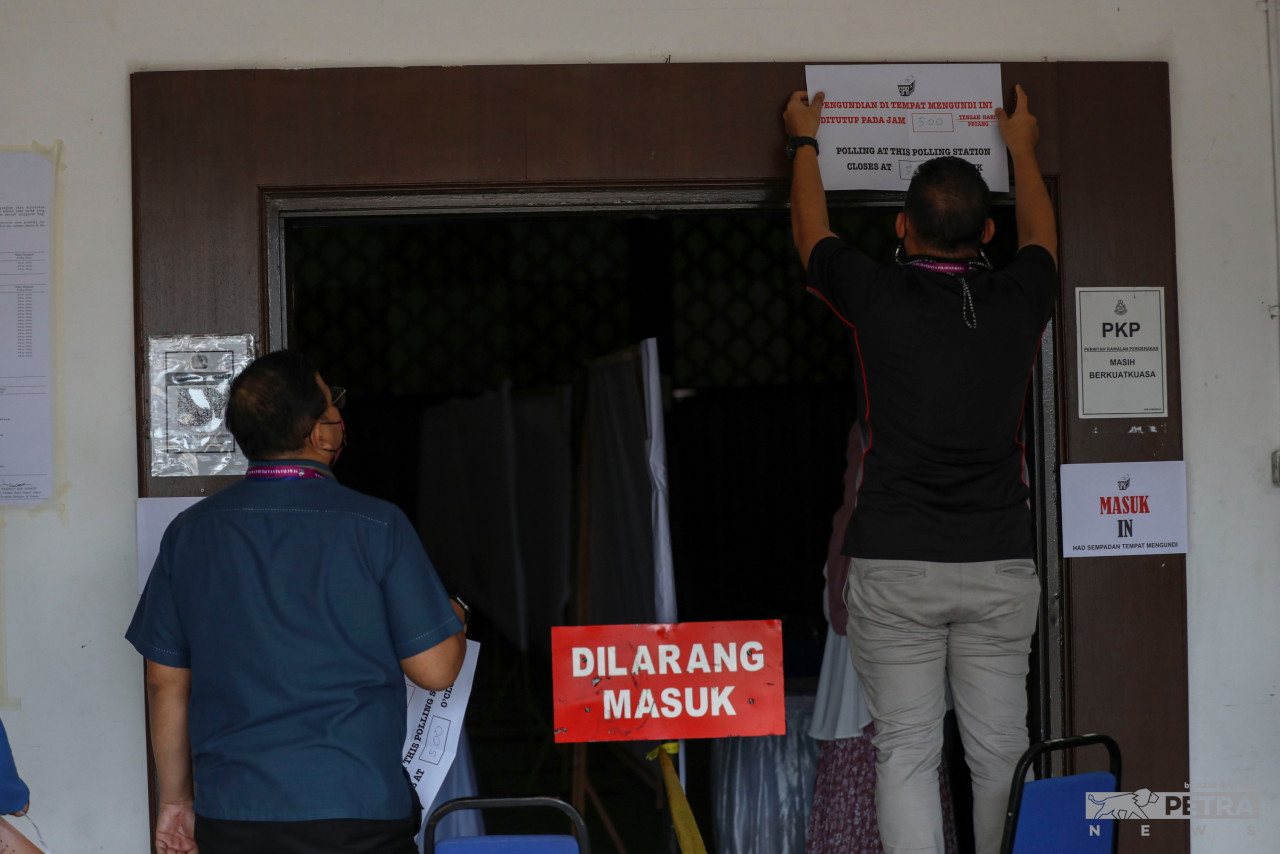 Hanya pengundi awal dibenarkan memasuki dewan bagi melaksanakan tanggungjawab mengundi.