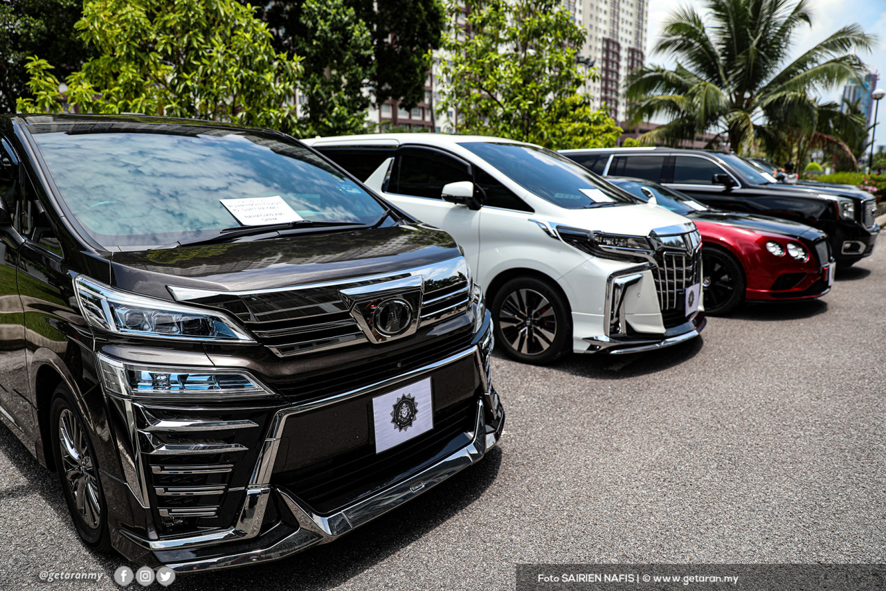 Antara kereta mewah yang disita. - Gambar oleh Sairien Nafis