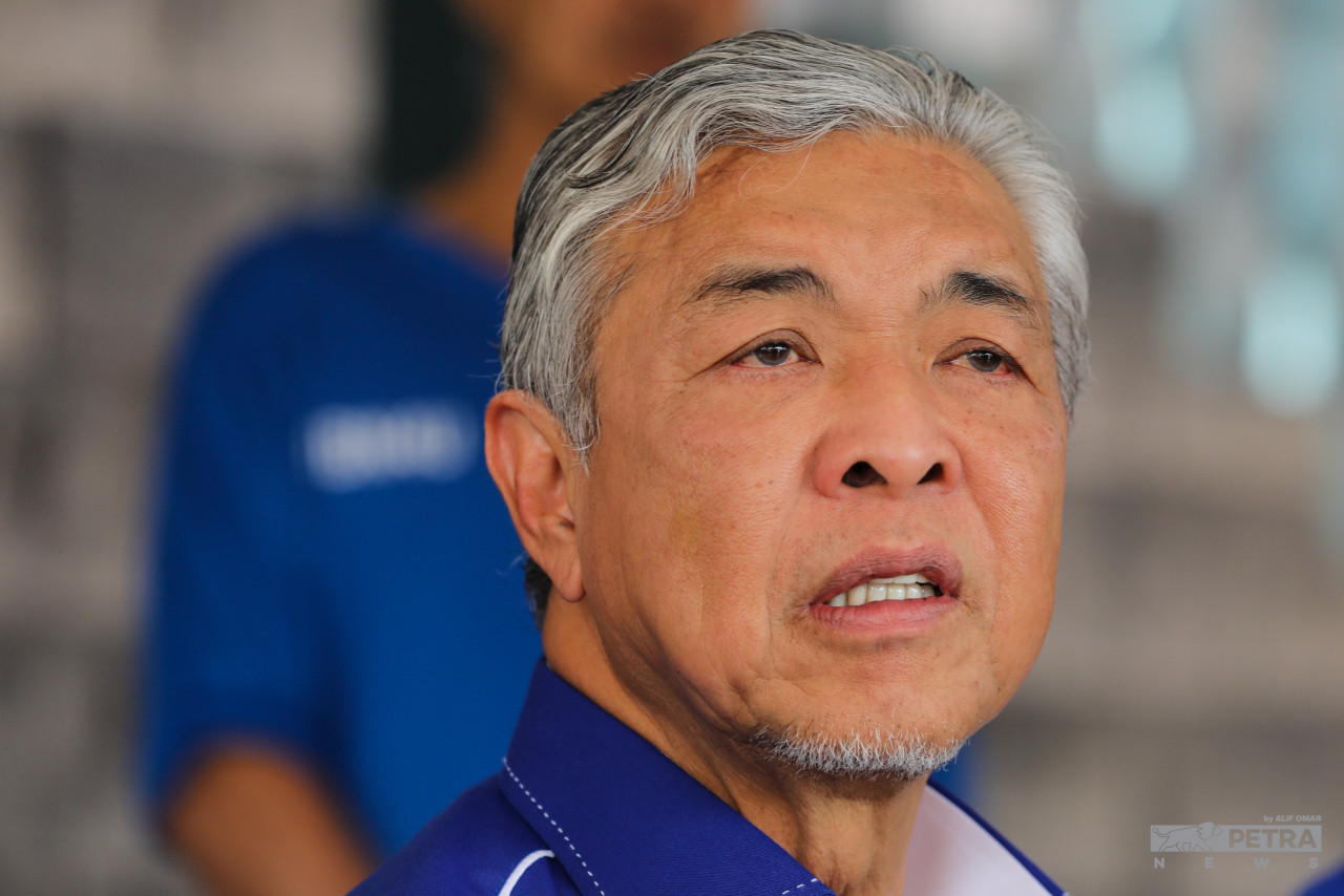 Ahmad Zahid Hamidi berkata, 10 projek pembangunan utama di daerah terbabit dibatalkan selepas PRU-14 dengan menjadikan implikasi kewangan sebagai alasan - Gambar oleh Alif Omar