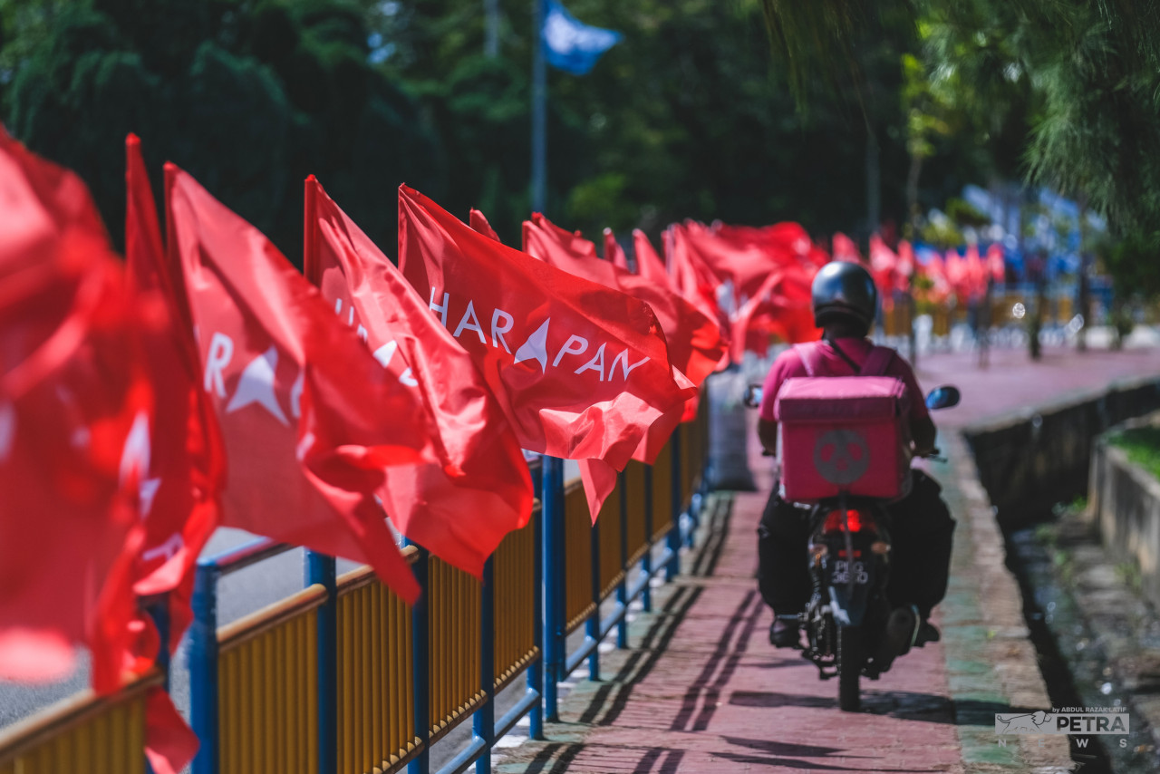Setakat jam 7.05 malam, di Kuala Lumpur, PH kini ketinggalan di Seputeh, dengan 25 undi. BN di sini mendahului dengan 1184 dan PN 175 - Gambar oleh Abdul Razak Latif