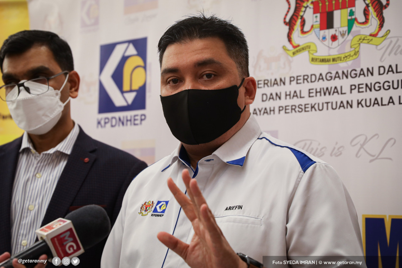 Ariffin hadir pada majlis Pelancaran & Walkabout Skim Harga Maksimum Keluarga Malaysia Peringkat Wilayah Persekutuan Kuala Lumpur Oleh Pengarah KPDNHEP WPKL di Lulu Hypermarket hari ini. - Gambar oleh Syeda Imran