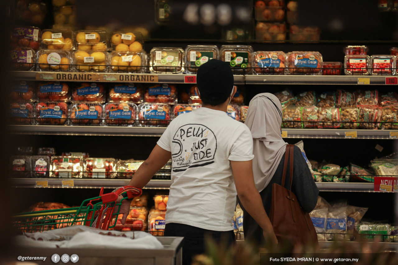 Orang ramai membeli barangan keperluan harian sempena Program Pelancaran & Walkabout Skim Harga Maksimum Keluarga Malaysia Peringkat Wilayah Persekutuan Kuala Lumpur di Lulu Hypermarket hari ini. - Gambar oleh Syeda Imran