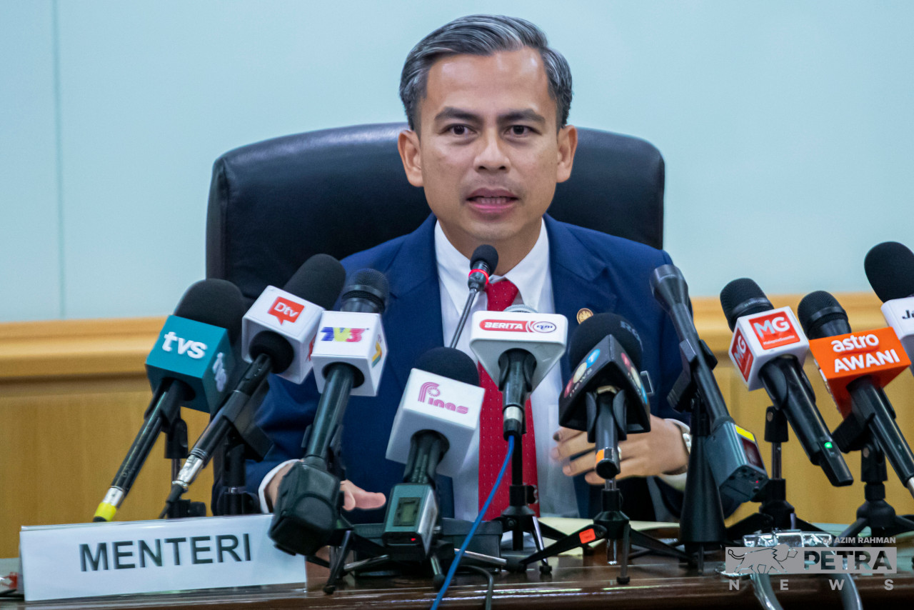 Fahmi bercakap pada sidang media di Kementerian Komunikasi dan Digital, di sini, hari ini. - Gambar oleh Azim Rahman